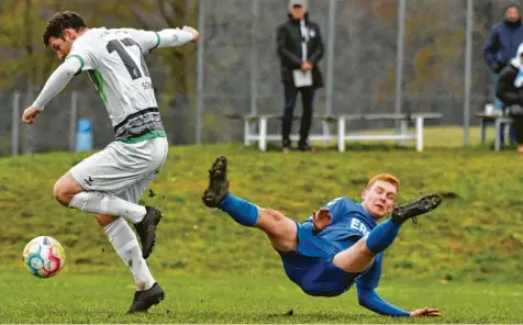  ?? Foto: Walter Brugger ?? Jonas Erhard (rechts) und der VfL Ecknach wollen nicht ausrutsche­n in der Frühjahrsr­unde.