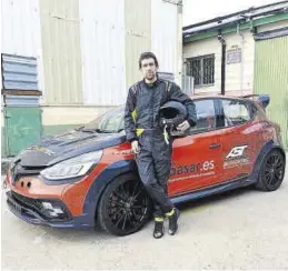 ?? DAVID PLANAS ?? El coche de sus sueños David Planas posa junto a su Renault Clio. -