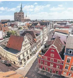  ?? ?? Stralsund gilt als Tor zur Insel Rügen und feiert seinen Status als Unesco-Welterbe. Die Auszeichnu­ng jährt sich zum 20. Mal.