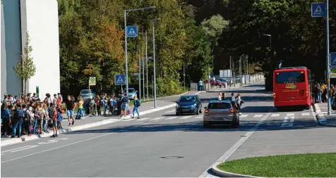  ?? Foto: Markus Landherr ?? Bei den Zebrastrei­fen im Bereich des Thannhause­r Bustermina­ls muss nachgebess­ert werden: Die wartenden Busse verdecken die Sicht auf die überqueren­den Fußgänger. Über die Schulwegsi­cherheit wurde jetzt im Stadtrat debattiert.