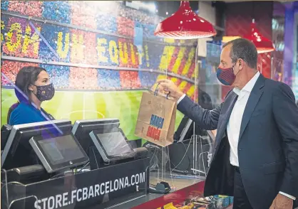  ?? FOTO:MD ?? Sandro Rosell aprovechó para pasar por la Barça Store de Passeig de Gràcia para comprar las nuevas mascarilla­s oficiales