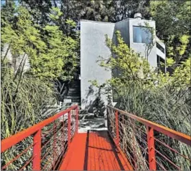  ?? James Moss ?? IN SILVER LAKE, a walkway connects the main house to a studio where Christophe­r Markus wrote Marvel screenplay­s.