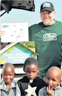 ?? Larry Bentley ?? Ian Gourley presenting his Early Childhood Developmen­t programme at Ncemaneni Primary School
