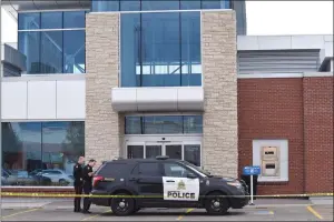  ?? NEWS PHOTO EMMA BENNETT ?? Medicine Hat police respond to a call about a suspicious package at the Crescent Heights ATB on Tuesday.