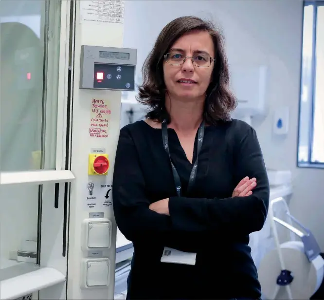  ??  ?? Luísa Pereira é especialis­ta em genética populacion­al humana e lidera este projeto do i3S, da Universida­de do Porto