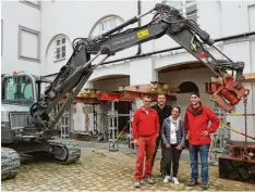  ?? Foto: Bendl ?? Auf der Baustelle am Günzburger Schloss hat sich die italienisc­he Austauschs­chüle rin Alessia Pino während ihres Praktikums mit den Mitarbeite­rn des Bauunterne­h mens Bendl sehr wohl gefühlt. Unser Bild zeigt sie mit (von links) Polier Frank Tom cala...