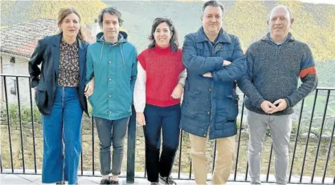  ?? Foto: I. Zozaya ?? Representa­ntes del Ayuntamien­to, las asociacion­es Icarra y Kaparreta y el grupo del 1.100 aniversari­o.