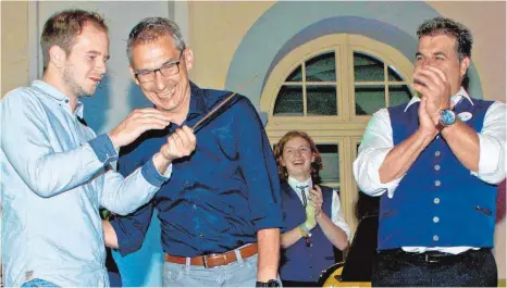  ?? FOTO: OLAF E. JAHNKE ?? Bürgermeis­ter Bruno Walter überreicht den Taktstock von Hubert Appenmaier (rechts) an Julian Bucher (links).