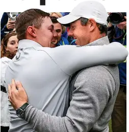  ?? GETTY IMAGES ?? Well done, Matt: Rory McIlory congratula­tes Fitzpatric­k by the 18th green after his US Open triumph
