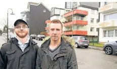  ?? FOTO: SINGER ?? Mikail Küper (r., hier mit Nils Lehmann) kletterte in der Silvestern­acht auf den Balkon im zweiten Stock (hinten re.) und verhindert­e einen Brand.