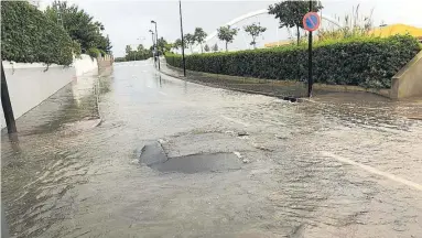  ?? XAVI FLORES ?? ▶▶ El camino Boverals de Vinaròs, donde se acumuló gran cantidad de agua y hubo que cortar el tráfico.