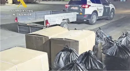  ??  ?? Cajas y bolsas con las hojas secas de tabaco localizada­s y recuperada­s por la Guardia Civil de Talayuela.