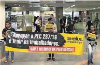  ?? IGOR GADELHA/ ESTADAO ?? Barulho. Servidores esperam deputados no aeroporto