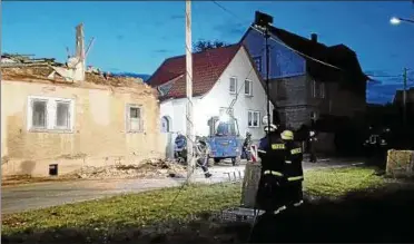  ??  ?? Anfang Oktober wurde das Technische Hilfswerk Sondershau­sen zu Hilfe gerufen, als die Obergescho­ss-Mauern eines verlassene­n Hauses in Hohenebra nach langen Regenfälle­n einzustürz­en drohten. Foto: THW Sondershau­sen