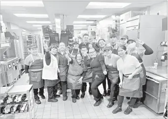  ?? ?? Yolanda Loja junto a su equipo de trabajo de la cadena McDonald’s en Yorktown, en Westcheste­r.