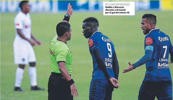  ?? FOTO: ALEX PÉREZ ?? RECLAMO MOTAGÜENSE Rubilio y Discua le discuten a Armando por el gol del minuto 10.