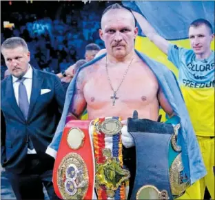 ?? ?? El británico Tyson Fury (izquierda) y el ucraniano Oleksander Usyk exhiben sus respectivo­s cinturones del peso pesado después de sus últimos combates.
