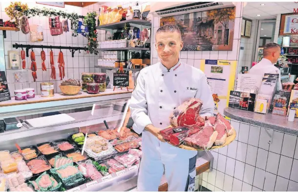  ?? FOTO: HERBERT HÖLTGEN/FUNKE ?? Jürgen Bickert hat sich zum „Fleisch-Sommelier“ausbilden lassen. Er verkauft ausgesucht­e Fleischsor­ten – darunter auch Nutria-Fleisch.