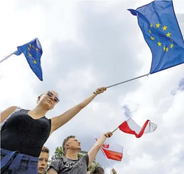  ?? BILD: SN/AP ?? Im Einklang mit Europas Werten oder nicht? Kritiker demonstrie­ren in Warschau gegen die Justizrefo­rm.