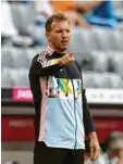  ?? Foto: dpa ?? Farbtupfer, aber kein Glücksbrin­gen: Ju‰ lian Nagelsmann­s Jacke.