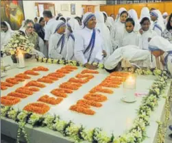  ?? SAMIR JANA/HT PHOTO ?? Nuns celebrate the 107th birth anniversar­y of Mother Teresa, who was granted sainthood earlier this year, at Mother House in Kolkata on Saturday.