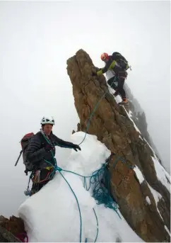  ??  ?? Sur l’arête des Grandes Jorasses entre la pointe Marguerita et la pointe Croz.