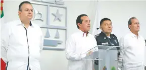  ??  ?? El gobernador Carlos Joaquín destacó que Del Ángel Campos deja una corporació­n “en crecimient­o y confiable”. A la izquierda, el nuevo secretario de Seguridad Pública, Alberto Capella.