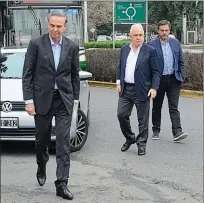  ??  ?? INSEPARABL­ES. Jorge Franco y Guillermo Michel, los operadores que acompañan al candidato a todos lados. Son sus hombres de máxima confianza.