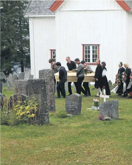  ??  ?? SISTE KVILESTADE­N: Øystein Kostveit blir boren til den siste kvilestade­n på kyrkjegard­en i Rauland.