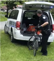  ?? PHOTO CAMILLE GARNIER ?? Le voleur opérait à vélo comme dans un cas récent signalé dans ce même cimetière.