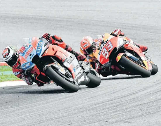  ?? KERSTIN JOENSSON / AP ?? Jorge Lorenzo encara por delante de Marc Márquez los últimos metros de la carrera de Austria, en la que logró su tercer triunfo del año