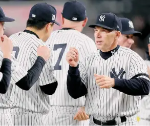  ??  ?? Joe Girardi ha liderado el proceso de recambio de veteranos a jóvenes talentos en los Yankees. GETTY IMAGES