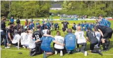  ?? FOTO: KARL-HEINZ BODON ?? Nikolai Münch gibt den Zeremonien­meister bei der Spontanfet­e auf dem Sportplatz in Scheer.