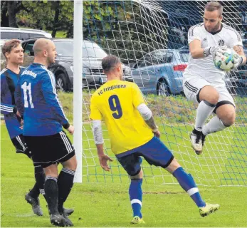  ?? FOTO: HKB ?? Der SV Bubsheim kann am Sonntag mit einem Unentschie­den vorzeitig die Meistersch­aft in der Kreisliga A 2 perfekt machen. Die Bubsheimer setzen dabei nicht zuletzt auf ihren Torhüter Kevin Grepo, der hier den Ball vor dem Frittlinge­r Jonas Maier abfängt...