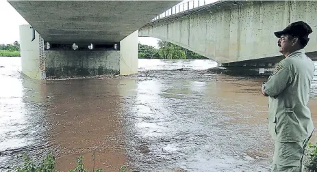  ??  ?? RÍO. El Cuerpo de Bomberos y el Codem mantienen vigilancia en los niveles que registra el Ulúa por las lluvias que azotan la zona.