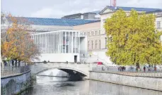  ?? FOTO: SOEREN STACHE/DPA ?? Bäume rahmen am Ufer eines Seitenarme­s der Spree den Eingang zur JamesSimon-Galerie auf der Berliner Museumsins­el ein.