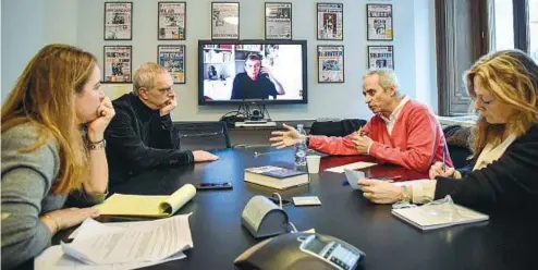  ??  ?? Le immagini
Sopra: l’incontro che si è tenuto sabato 16 novembre al «Corriere della Sera» tra Ildefonso Falcones (destra), Antonio Scurati (sinistra) e, in videoconfe­renza, Pierre Lemaitre (foto di Matteo
Corner/ LaPresse). In primo piano a destra: Rossana Ottolini, che ha tradotto Falcones dallo spagnolo (a sinistra Annachiara Sacchi). Durante la conversazi­one Lemaitre è stato tradotto da Paolo Noseda. Nella pagina accanto: i tre scrittori nell’illustrazi­one di Ciaj Rocchi e Matteo Demonte