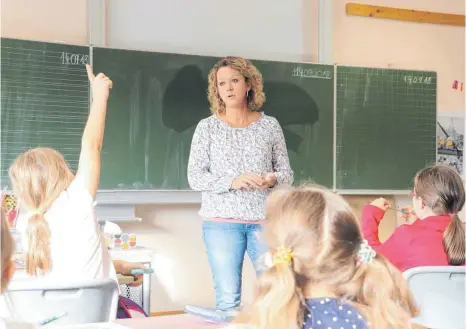  ?? FOTO: CORINNA WOLBER ?? Meike Laplace ist am Seminar in Albstadt für die Deutschleh­rerausbild­ung zuständig. Für sie ist der Dialekt Teil der Identität.