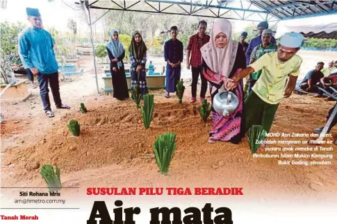  ??  ?? MOHD Asri Zakaria dan isteri, Zubaidah menyiram air mawar ke
pusara anak mereka di Tanah Perkuburan Islam Mukim Kampung
Bukit Gading, semalam.