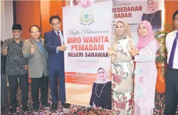  ??  ?? RASMI: Karim (tiga kiri) dan Hasidah (dua kanan) melakukan simbolik perasmian Seminar Kesedaran Bebas Dadah anjuran Biro Wanita PEMADAM Sarawak di sebuah hotel di Kuching, semalam.