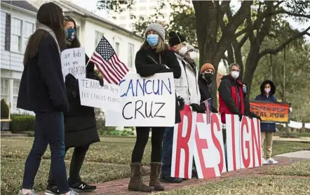  ?? — AP ?? Showing their displeasur­e: Demonstrat­ors standing in front of Cruz’s home in Houston, demanding his resignatio­n.