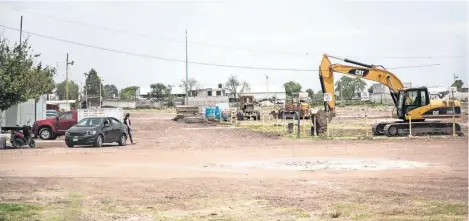  ??  ?? Trabajador­es con maquinaria pesada llegaron al sitio para remover la tierra e iniciar con la limpieza del predio para su posterior cimentació­n.