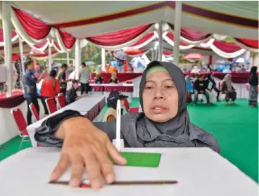  ?? (Xinhua) ?? A voter casts her ballot at the No. 35 polling station in Bogor, Indonesia on Wednesday