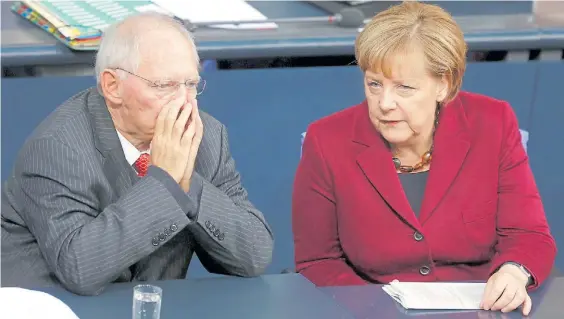  ?? REUTER ?? Situación. La jefa de Gobierno alemana, Angela Merkel, junto a su ministro de Finanzas, Wolfgang Schaeuble en una sesión del Bundestag.