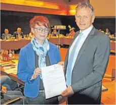  ?? FOTO: SIMON NILL ?? Sybille Meßmer ist neu im Leutkirche­r Gemeindera­t. Am Montag wurde sie von Oberbürger­meister Hans-Jörg Henle verpflicht­et.