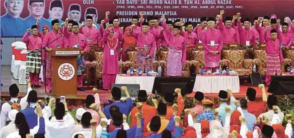  ?? [FOTO MUHD ASYRAF SAWAL/BH] ?? Najib bersama perwakilan UMNO pada majlis perasmian Mesyuarat Perwakilan UMNO Bahagian Lipis di Dewan Jubli Perak Sultan Haji Ahmad Shah, di Kuala Lipis, semalam.