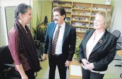  ?? JOHN LAW THE NIAGARA FALLS REVIEW ?? Niagara Falls MPP Wayne Gates wants more mental health and addictions services funding. He is joined by Canadian Mental Health Associatio­n executive director Tara McKendrick, left, and St. Catharines MPP Jennie Stevens.