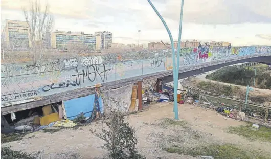  ?? JAIME GALINDO ?? Un grupo de personas sin hogar reside habitualme­nte bajo el puente del río Huerva en la capital aragonesa.