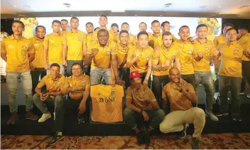  ?? CHANDRA SATWIKA/JAWA POS ?? OPTIMISTIS: Para pemain Bhayangkar­a FC berpose bersama saat peluncuran tim dan perkenalan jersey baru untuk Liga 1 2018 di Hotel Borobudur, Jakarta, kemarin.