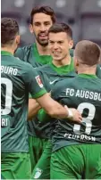  ?? Foto: Sören Stache, dpa ?? László Bénes (Mitte) als umjubelter Tor‰ schütze des FC Augsburg. Nach dem Spiel in Berlin hielt sich seine Freude in Grenzen.